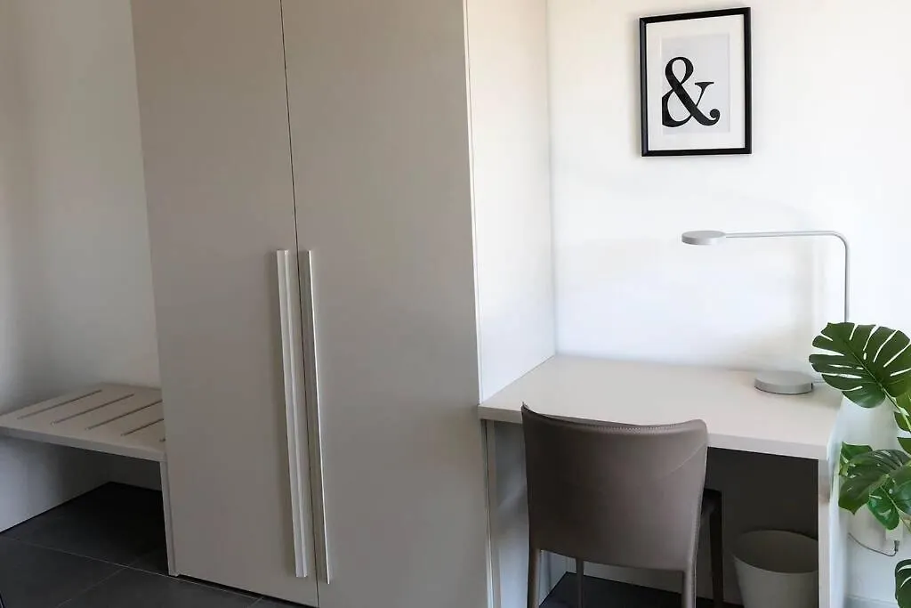 *Central Lakeside Apt*Swimming Pool & Free Parking Peschiera del Garda Italië